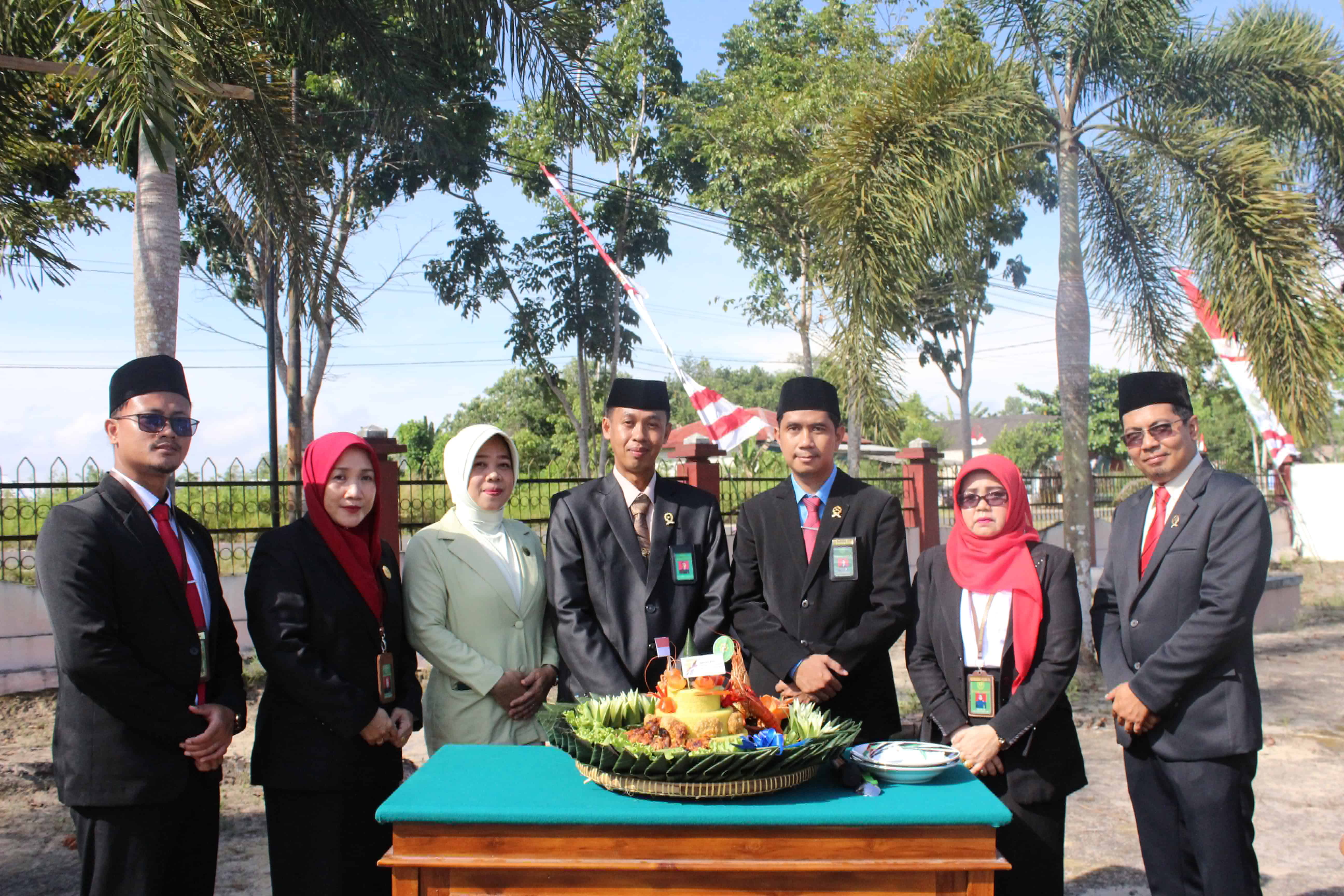PENUH KEBAHAGIAAN, PENGADILAN AGAMA PANGKALAN BUN MERAYAKAN HUT MAHKAMAH AGUNG RI KE-77