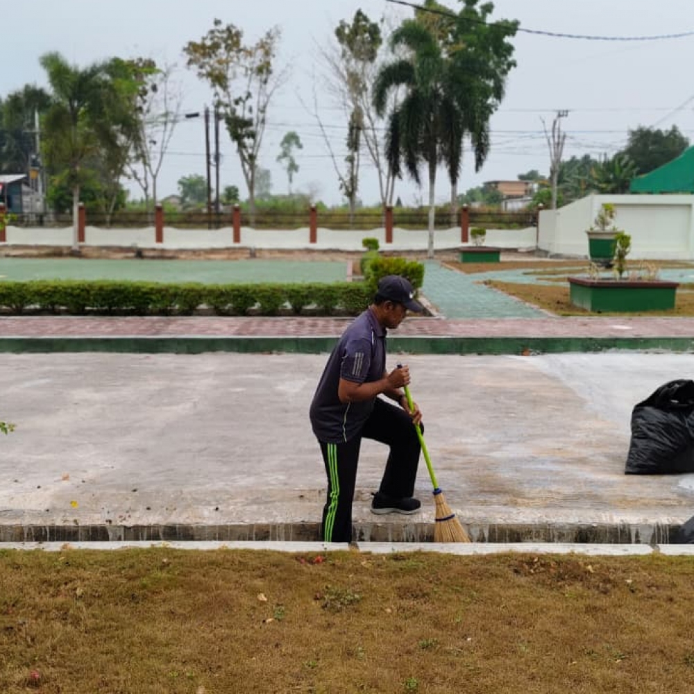 Satu Komando, Semua Bergerak! Keluarga Besar PA Pangkalan Bun Bersihkan Lingkungan Kantor