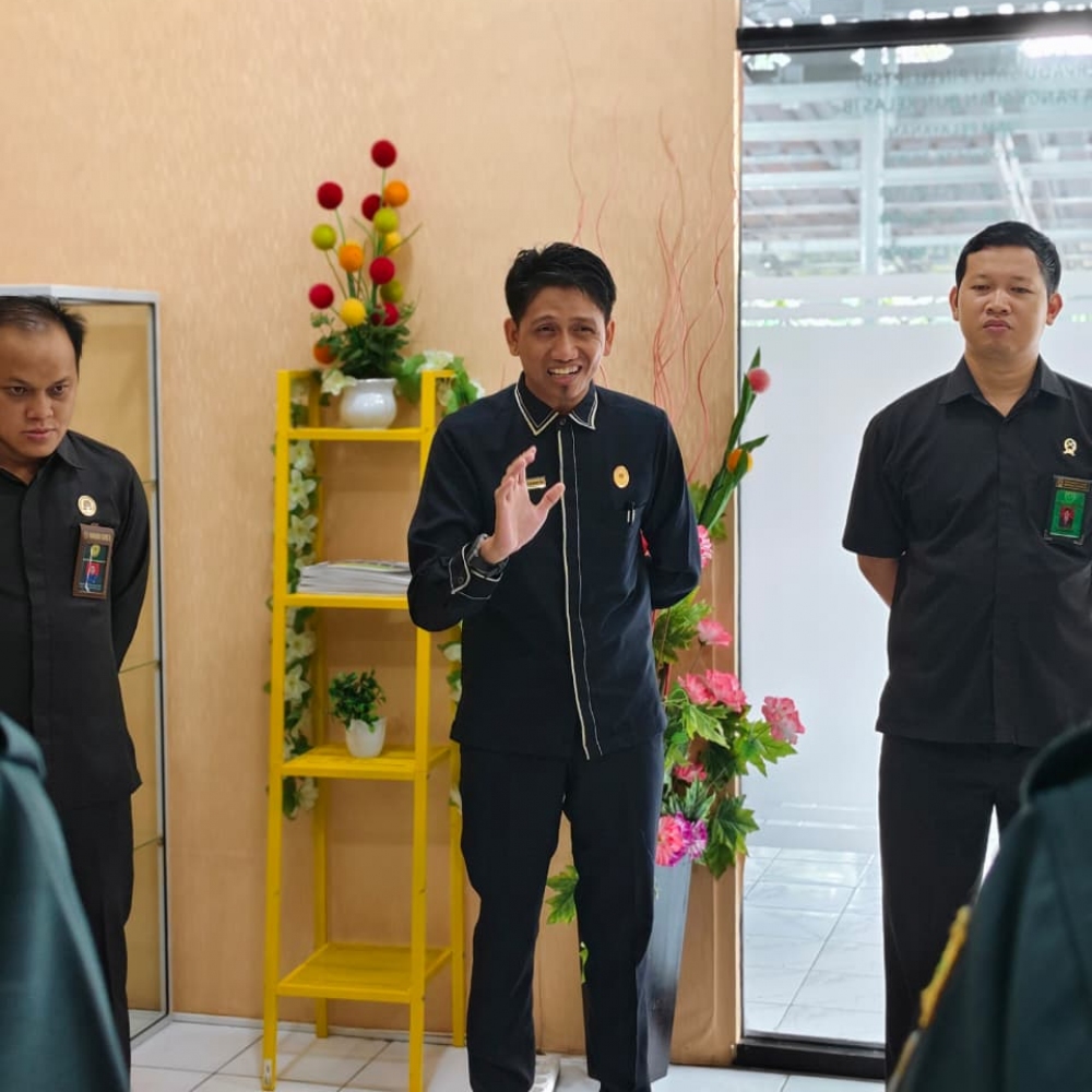 Wakil Ketua PA Pangkalan Bun Pimpin Briefing Rabu Pagi Petugas PTSP, Tekankan Pelayanan Prima dan Profesionalisme